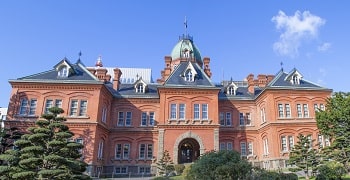 赤帽で赤レンガ